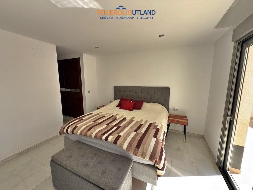 5 soveværelse Villa til salg i Villamartin med swimmingpool garage - € 850.000 (Ref: 10001136)