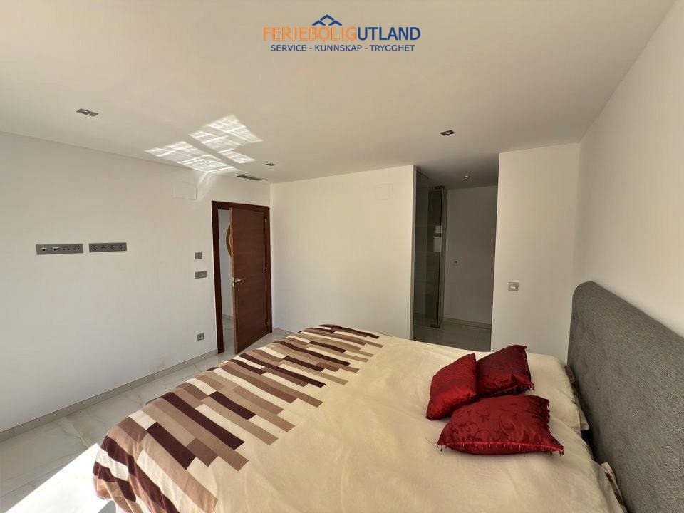 5 soveværelse Villa til salg i Villamartin med swimmingpool garage - € 850.000 (Ref: 10001136)