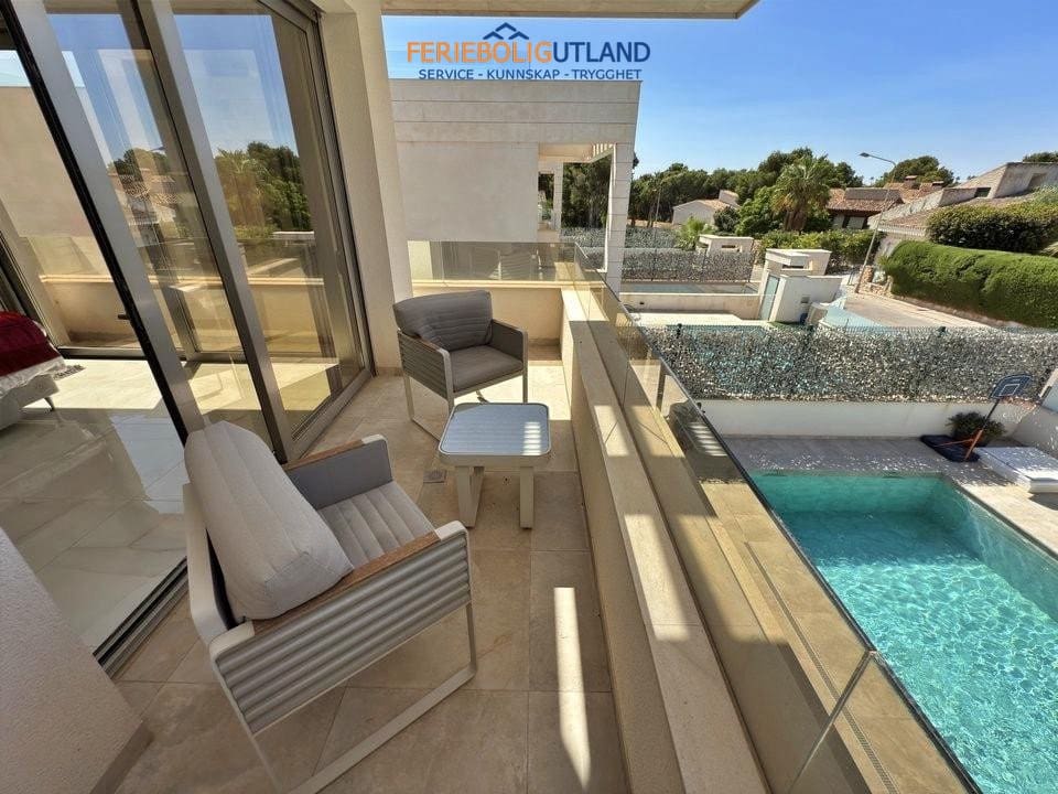 5 soveværelse Villa til salg i Villamartin med swimmingpool garage - € 850.000 (Ref: 10001136)