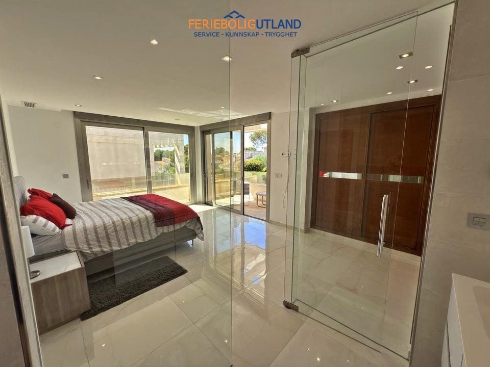 5 soveværelse Villa til salg i Villamartin med swimmingpool garage - € 850.000 (Ref: 10001136)