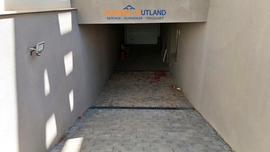 5 soveværelse Villa til salg i Villamartin med swimmingpool garage - € 850.000 (Ref: 10001136)