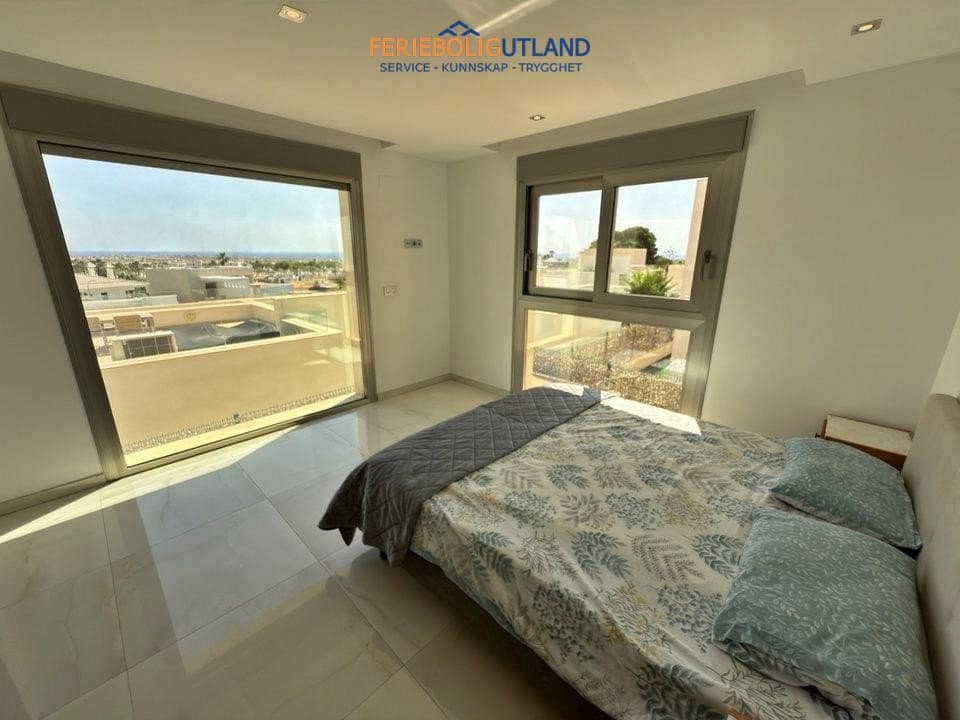5 soveværelse Villa til salg i Villamartin med swimmingpool garage - € 850.000 (Ref: 10001136)