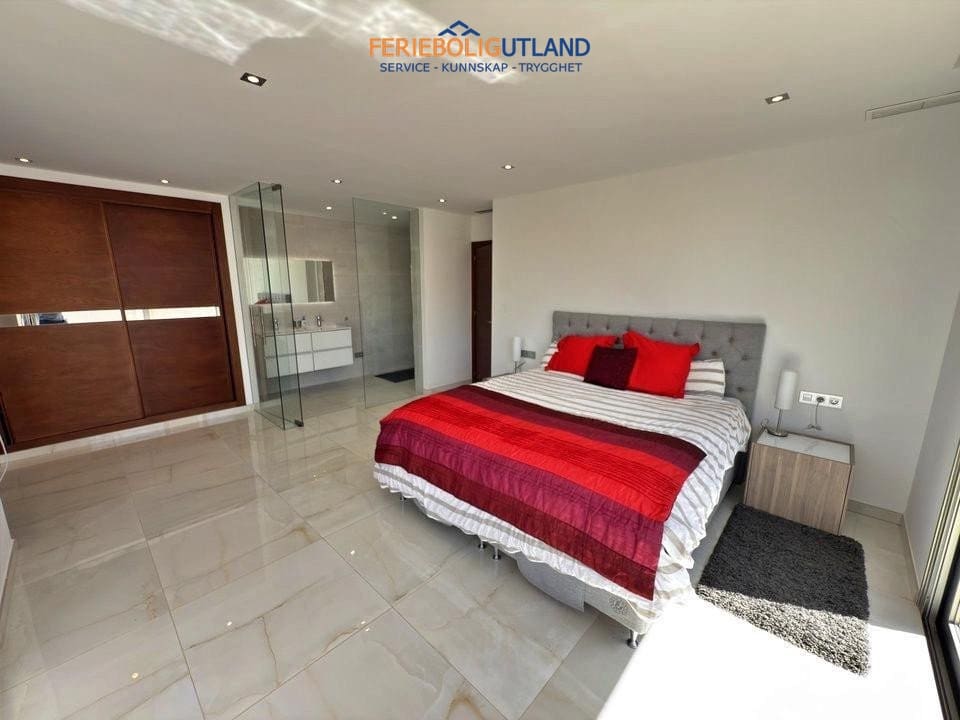 5 soveværelse Villa til salg i Villamartin med swimmingpool garage - € 850.000 (Ref: 10001136)