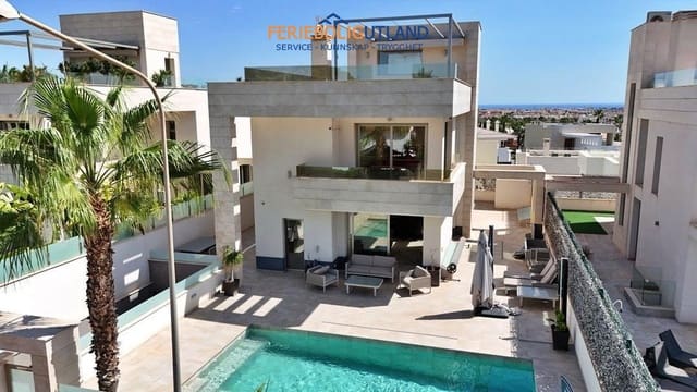 5 soveværelse Villa til salg i Villamartin, Orihuela med swimmingpool garage - € 850.000 (Ref: 10001136)