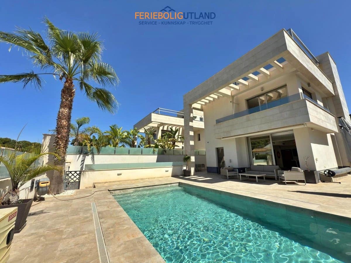 5 soveværelse Villa til salg i Villamartin med swimmingpool garage - € 850.000 (Ref: 10001136)
