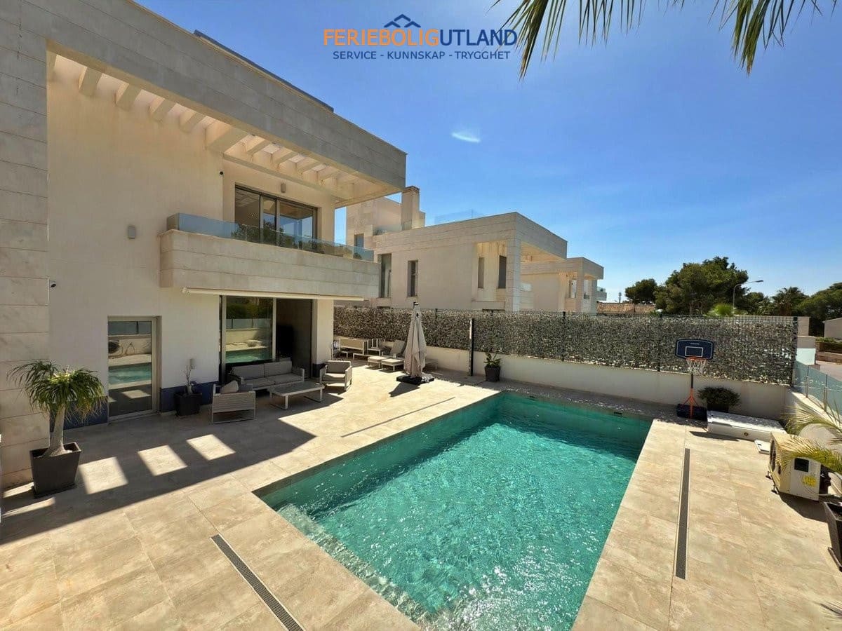 5 soveværelse Villa til salg i Villamartin med swimmingpool garage - € 850.000 (Ref: 10001136)