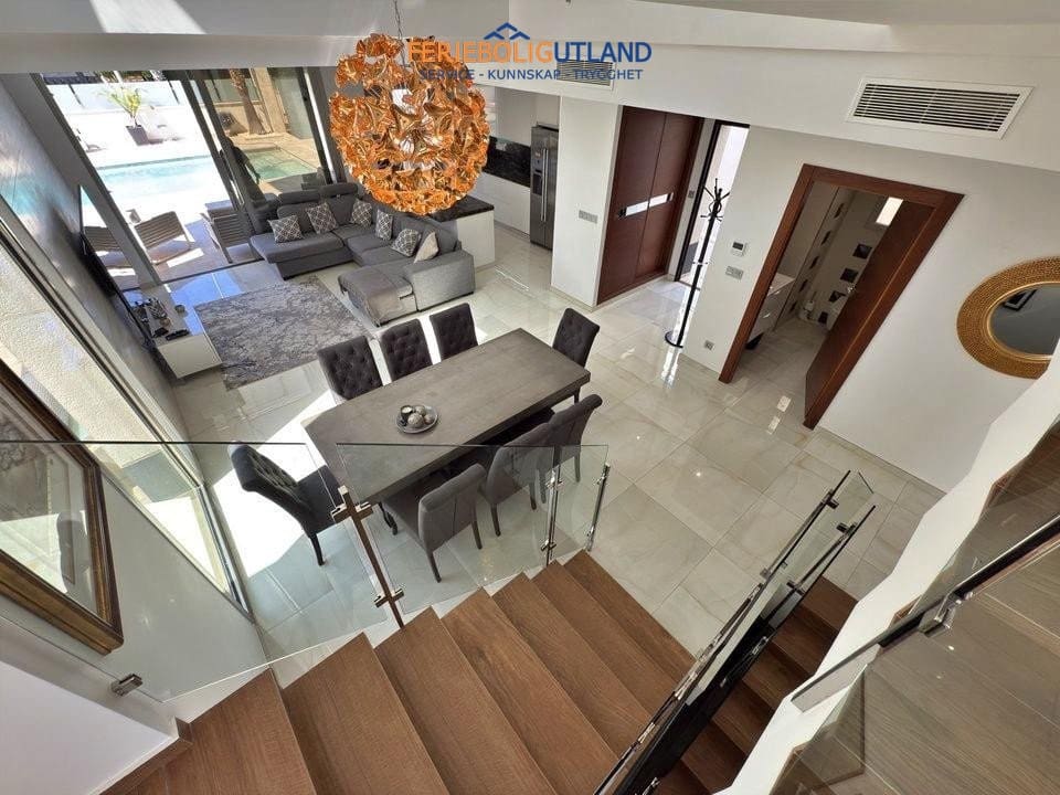 5 soveværelse Villa til salg i Villamartin med swimmingpool garage - € 850.000 (Ref: 10001136)
