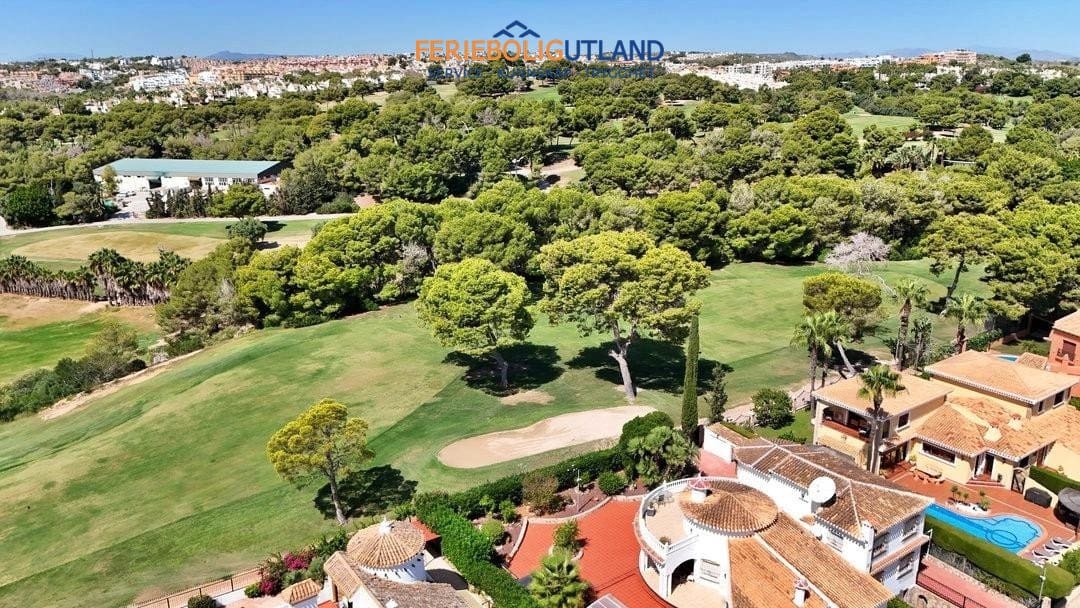 5 soveværelse Villa til salg i Villamartin med swimmingpool garage - € 850.000 (Ref: 10001136)