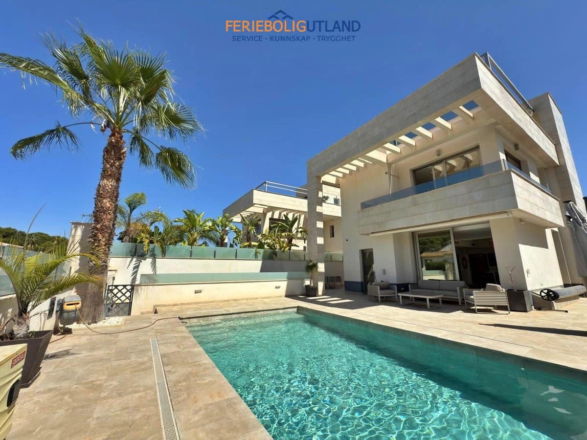 5 soveværelse Villa til salg i Villamartin med swimmingpool garage - € 850.000 (Ref: 10001136)