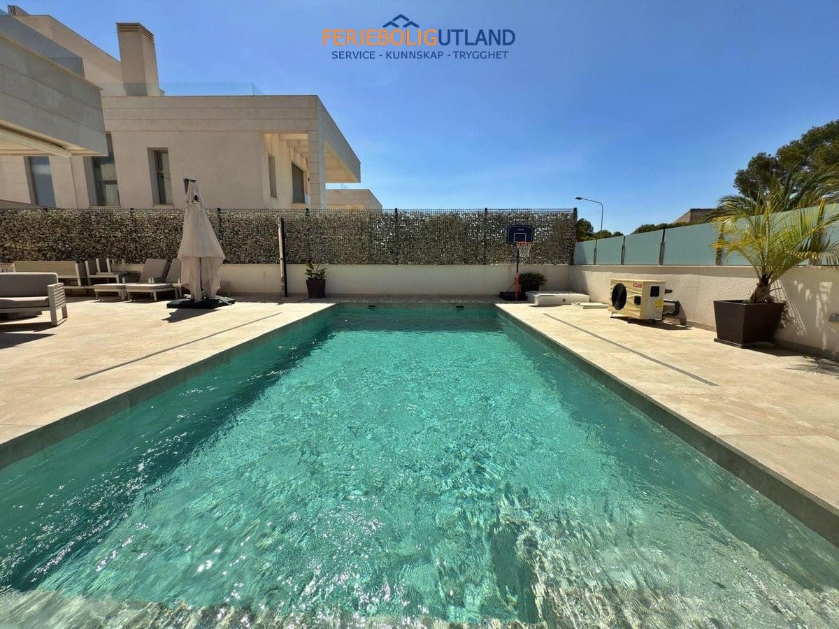 5 soveværelse Villa til salg i Villamartin med swimmingpool garage - € 850.000 (Ref: 10001136)