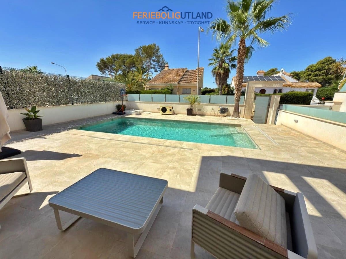 5 soveværelse Villa til salg i Villamartin med swimmingpool garage - € 850.000 (Ref: 10001136)
