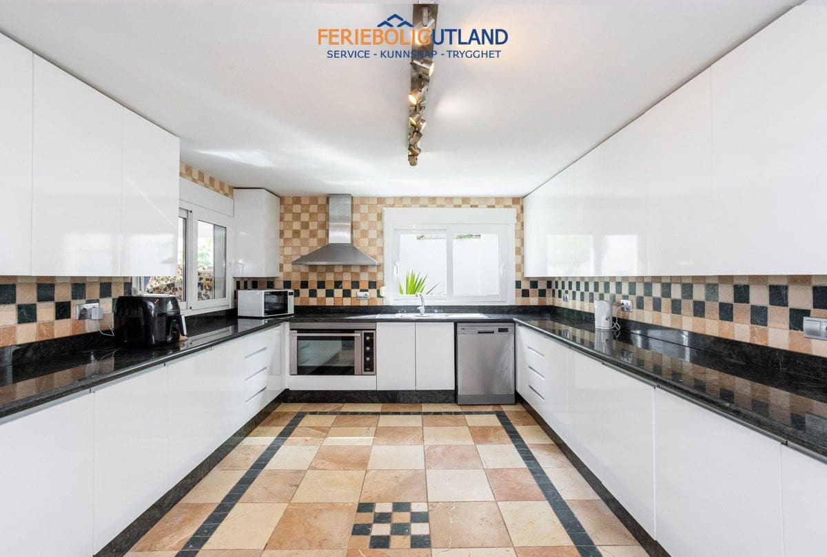 8 sypialnia Willa na sprzedaż w Campoamor z basenem - 1 250 000 € (Ref: 10006865)