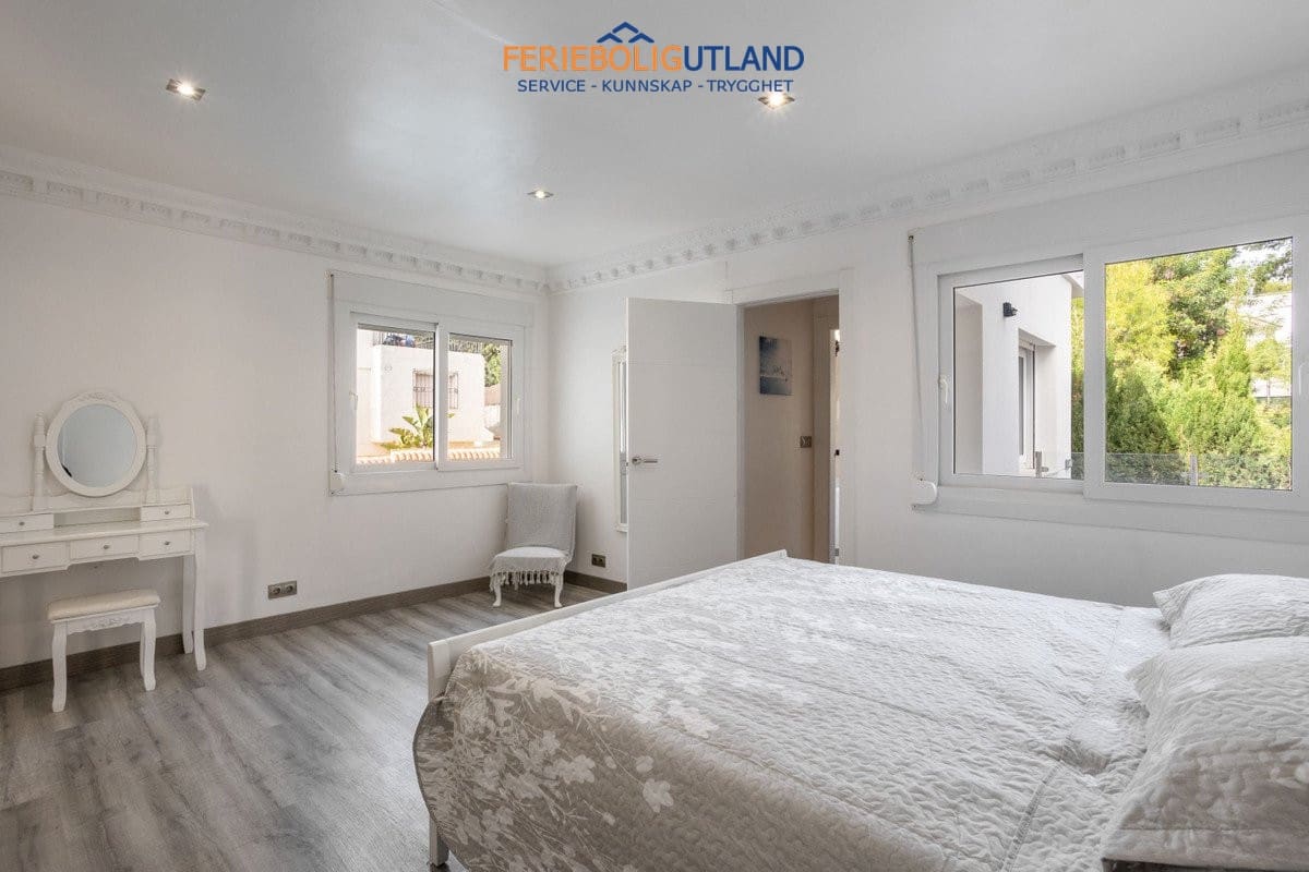 8 sypialnia Willa na sprzedaż w Campoamor z basenem - 1 250 000 € (Ref: 10006865)