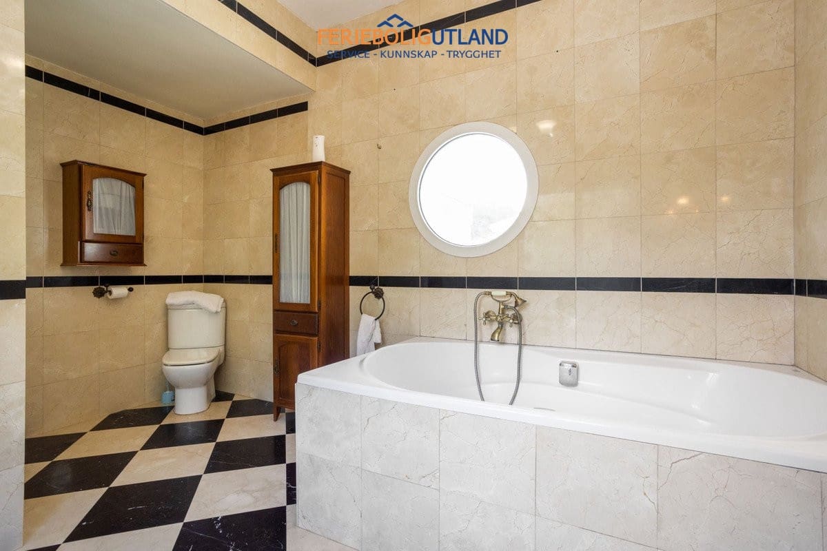 8 sypialnia Willa na sprzedaż w Campoamor z basenem - 1 250 000 € (Ref: 10006865)