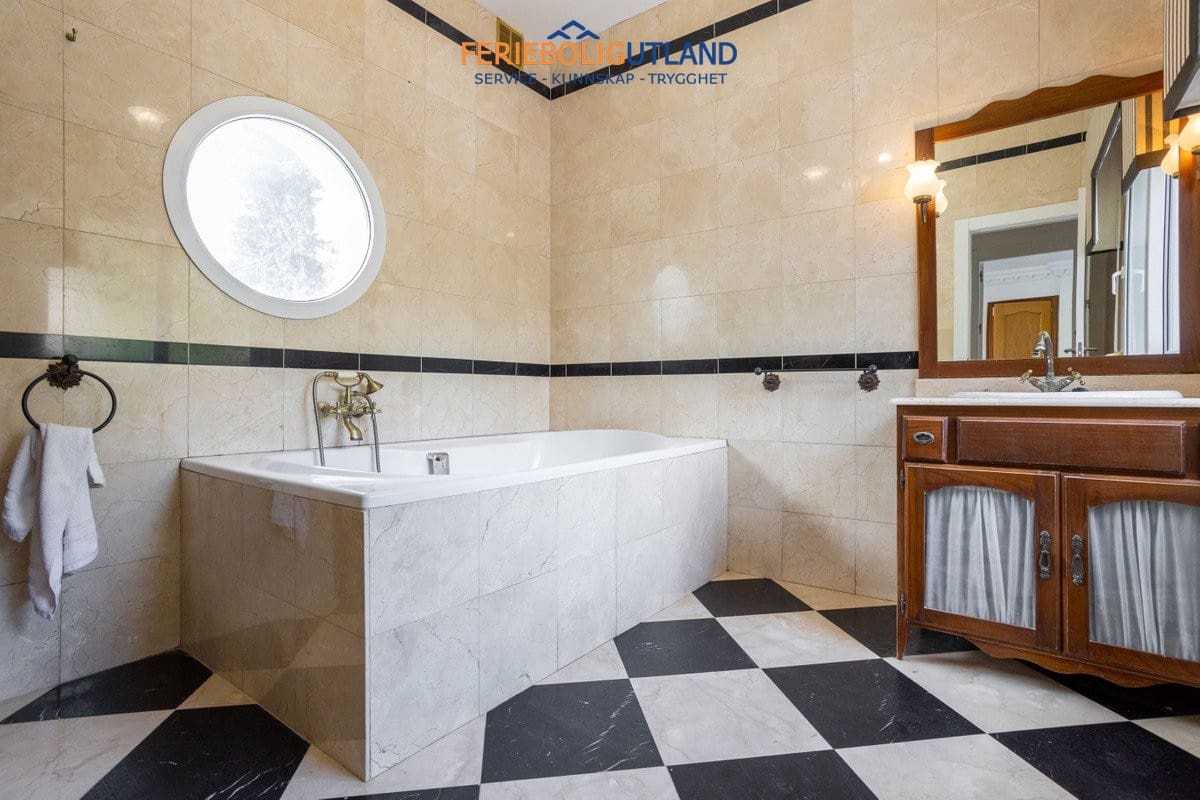 8 sypialnia Willa na sprzedaż w Campoamor z basenem - 1 250 000 € (Ref: 10006865)