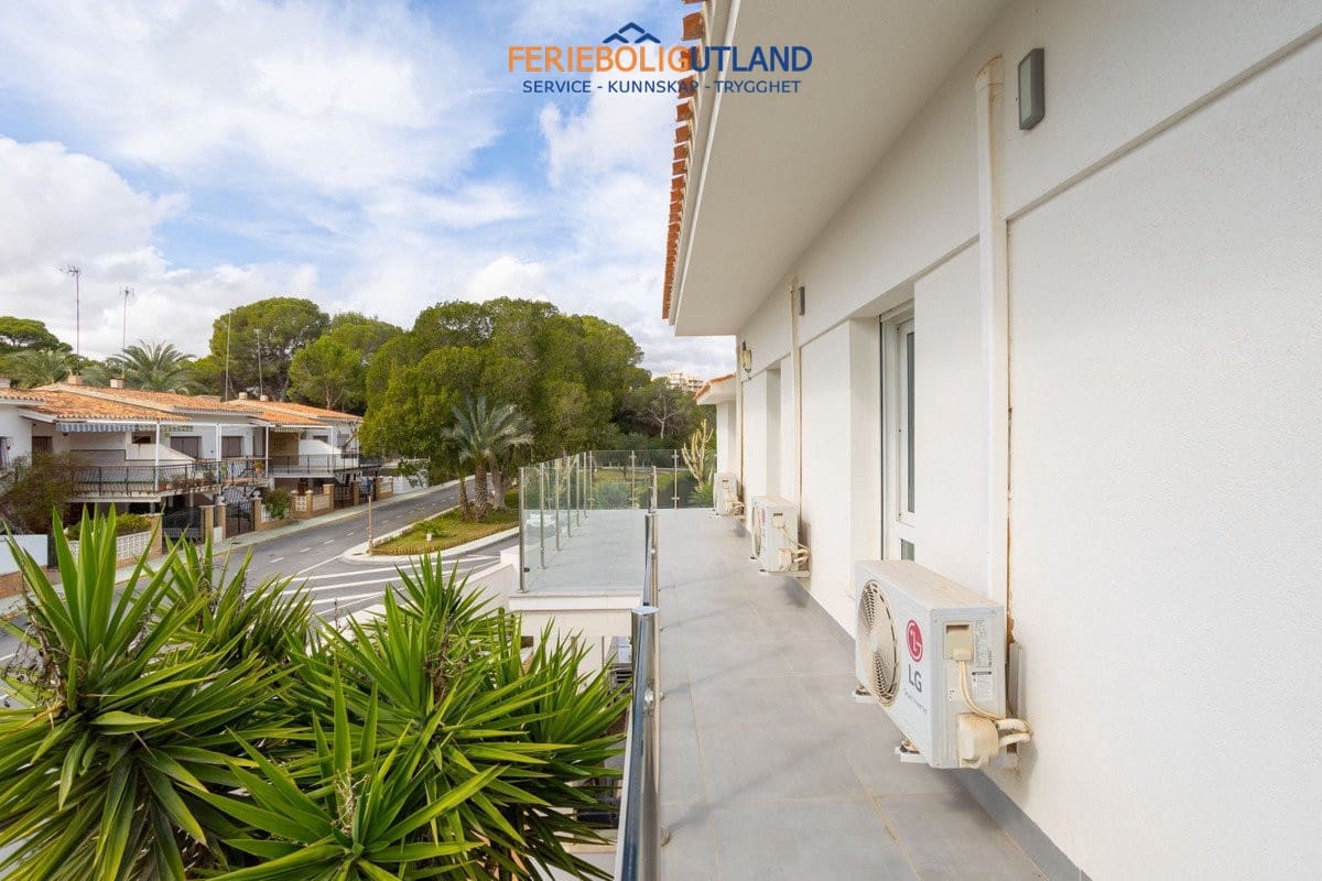8 sypialnia Willa na sprzedaż w Campoamor z basenem - 1 250 000 € (Ref: 10006865)