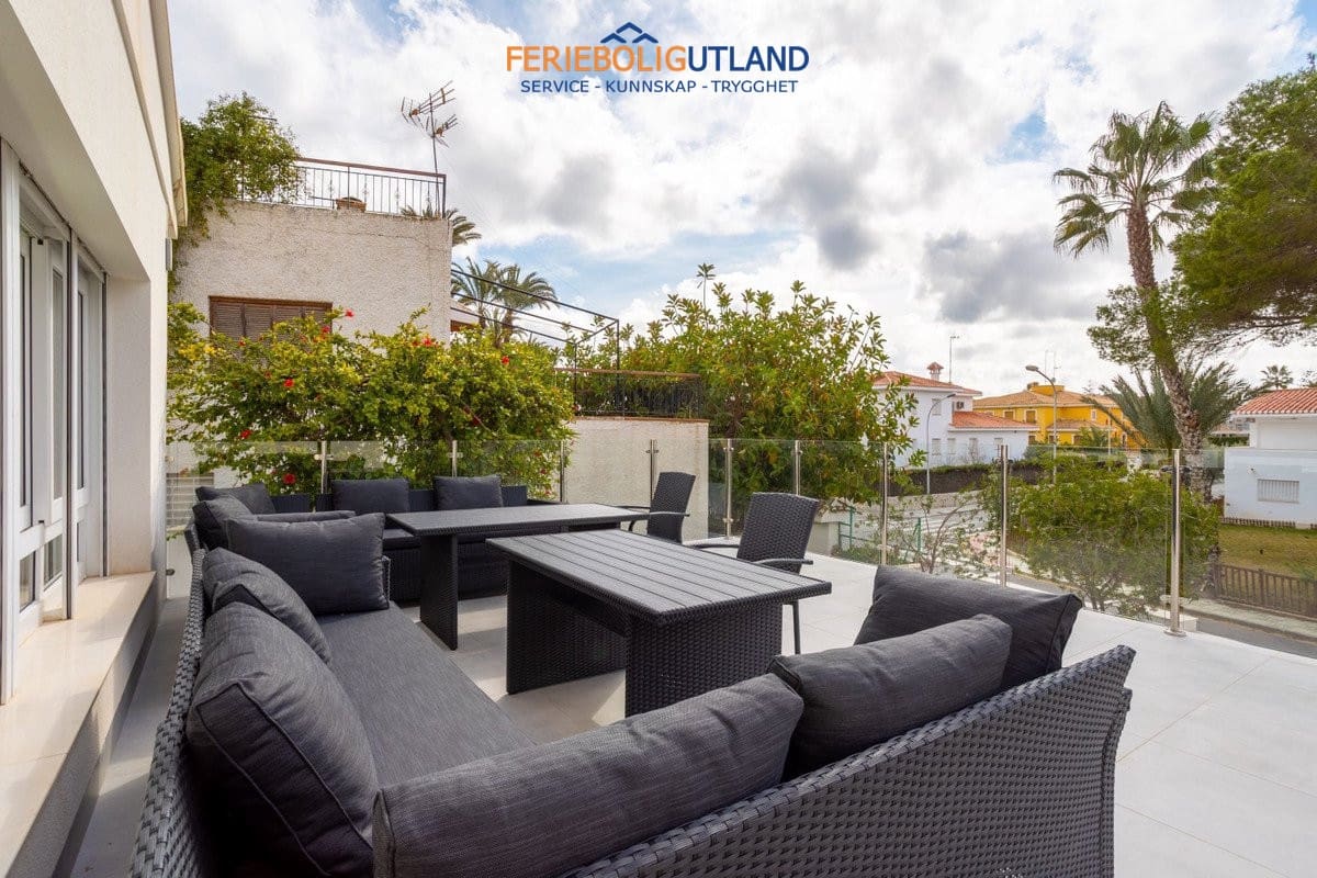 8 sypialnia Willa na sprzedaż w Campoamor z basenem - 1 250 000 € (Ref: 10006865)