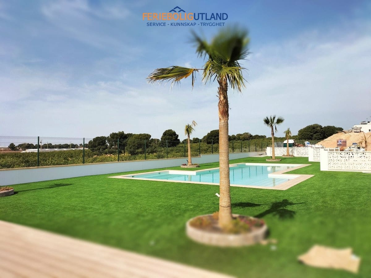 Chalet de 3 habitaciones en Pilar de la Horadada en venta con piscina garaje - 399.000 € (Ref: 10006890)