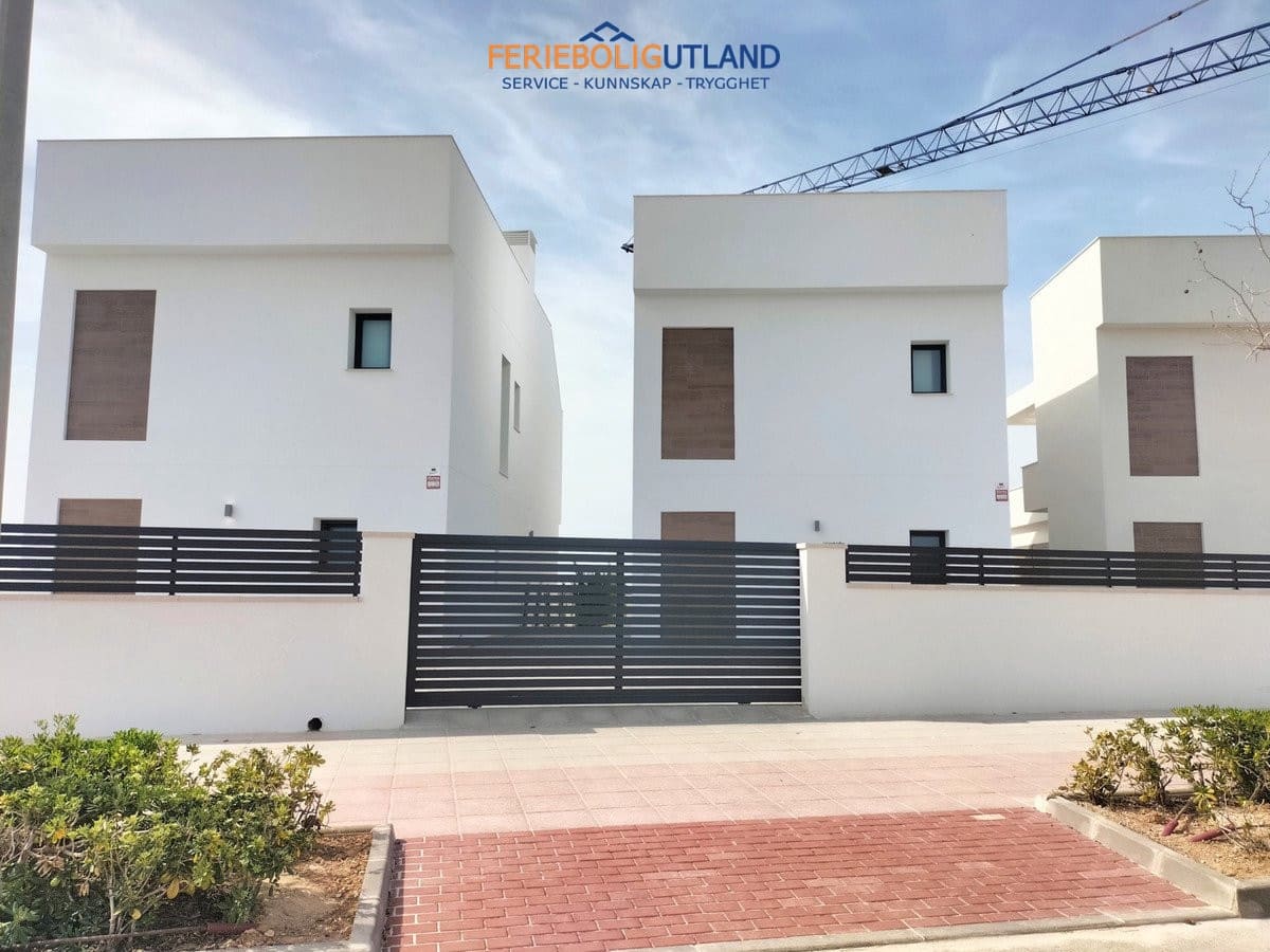 Chalet de 3 habitaciones en Pilar de la Horadada en venta con piscina garaje - 399.000 € (Ref: 10006890)
