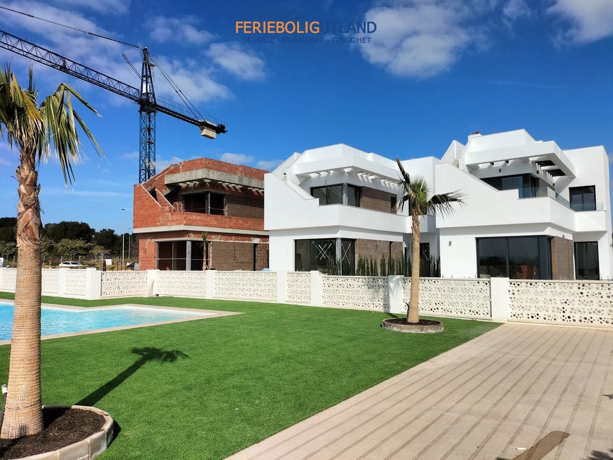 Chalet de 3 habitaciones en Pilar de la Horadada en venta con piscina garaje - 399.000 € (Ref: 10006890)