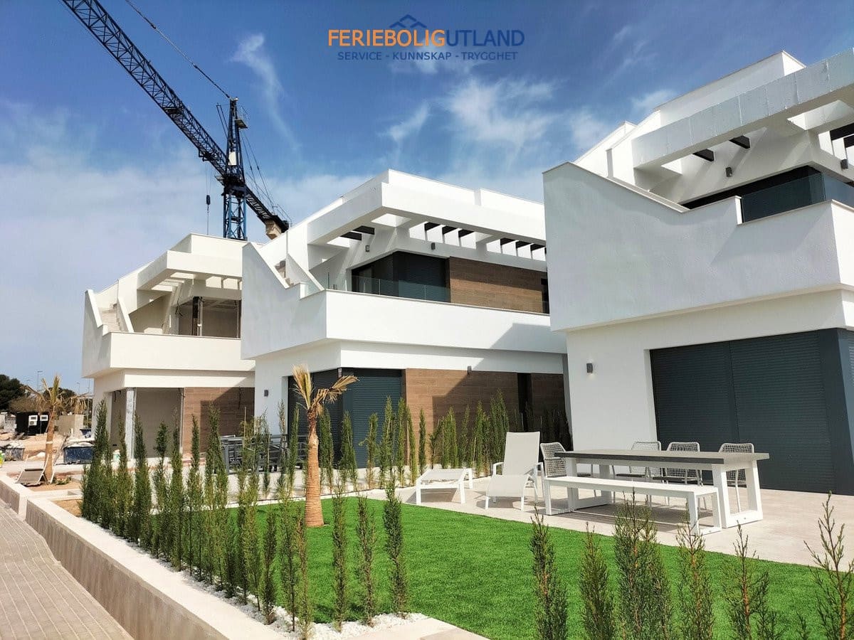 Chalet de 3 habitaciones en Pilar de la Horadada en venta con piscina garaje - 399.000 € (Ref: 10006890)