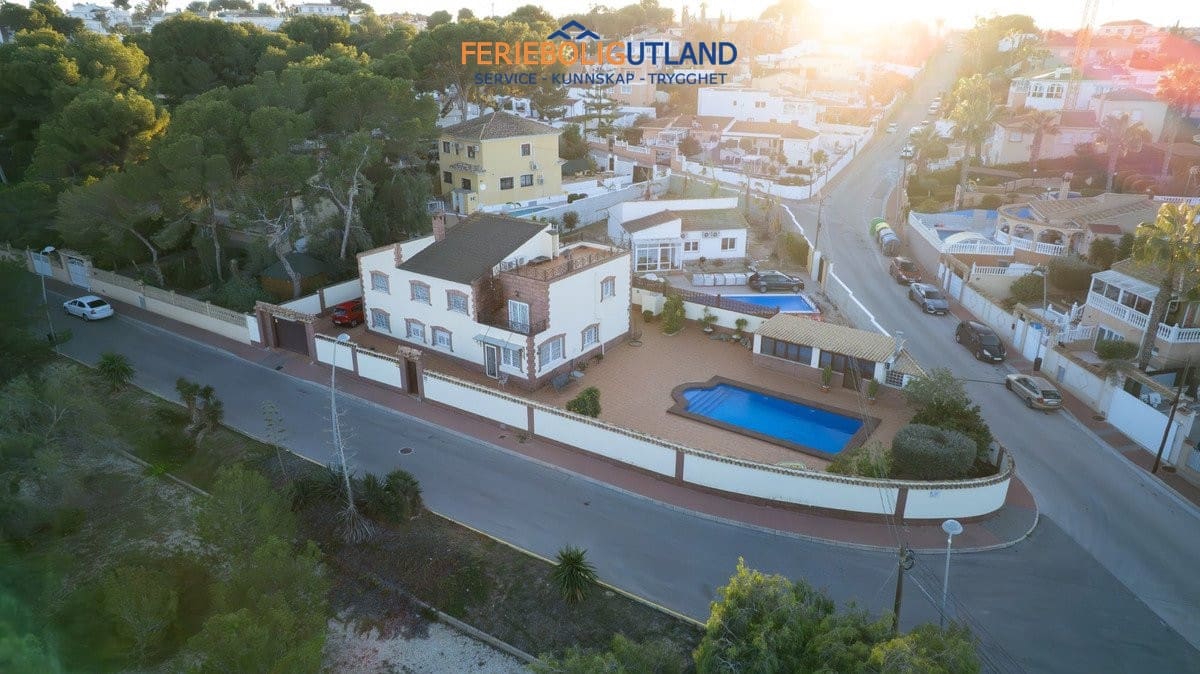7 slaapkamer Villa te koop in Los Balcones met zwembad garage - € 930.000 (Ref: 10006900)