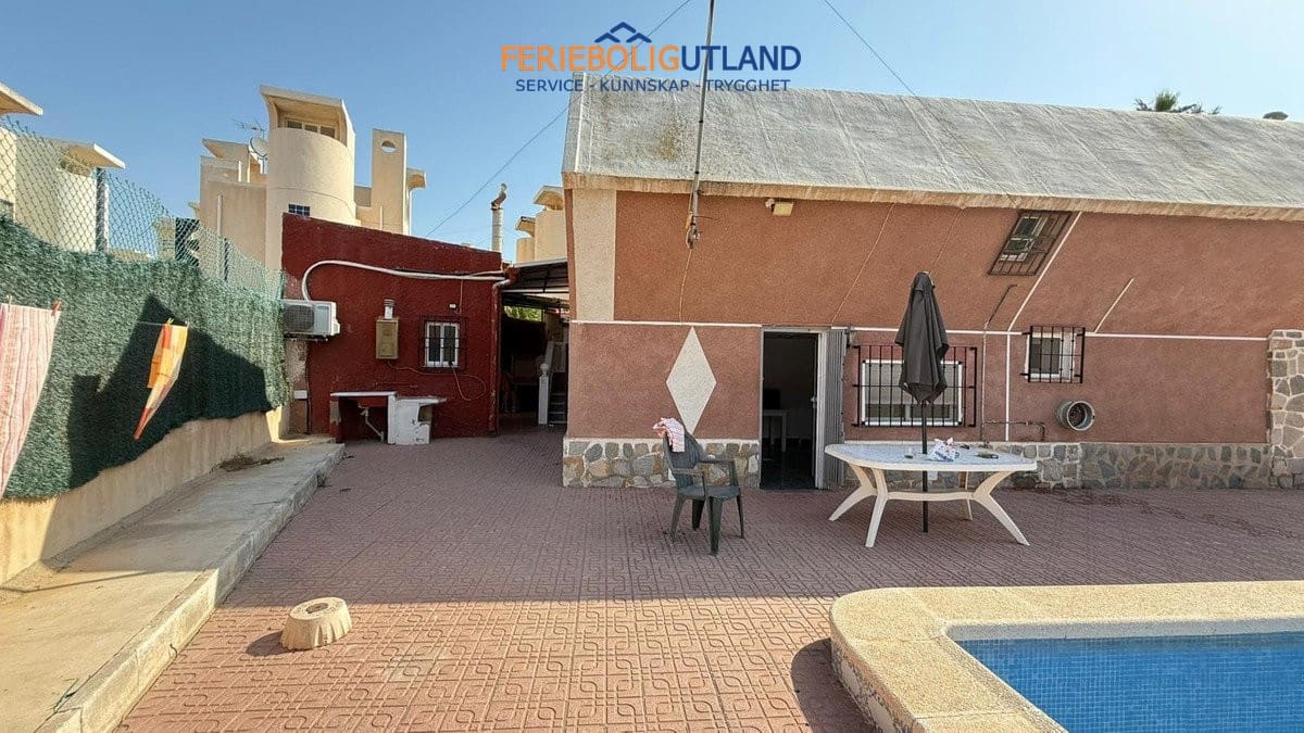 3 soveværelse Villa til salg i Torrevieja med swimmingpool garage - € 490.500 (Ref: 10006907)