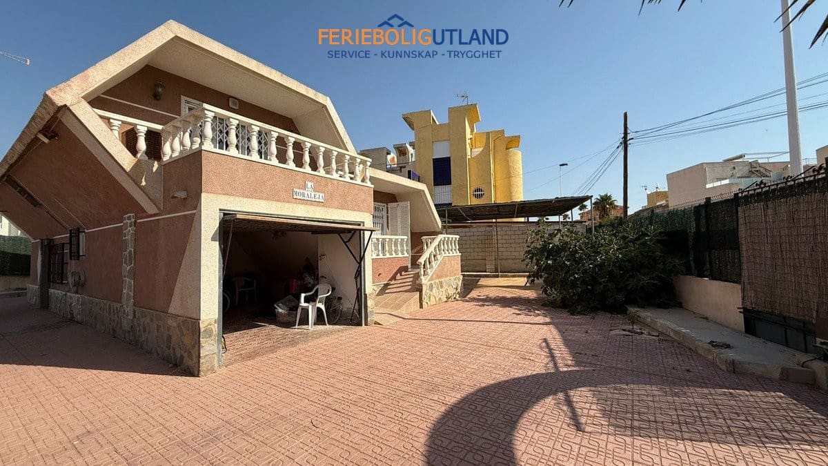3 soveværelse Villa til salg i Torrevieja med swimmingpool garage - € 490.500 (Ref: 10006907)