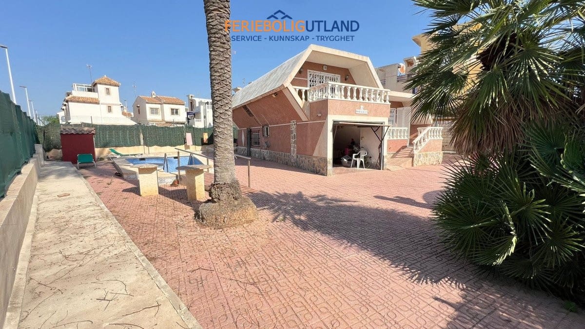 3 soveværelse Villa til salg i Torrevieja med swimmingpool garage - € 490.500 (Ref: 10006907)