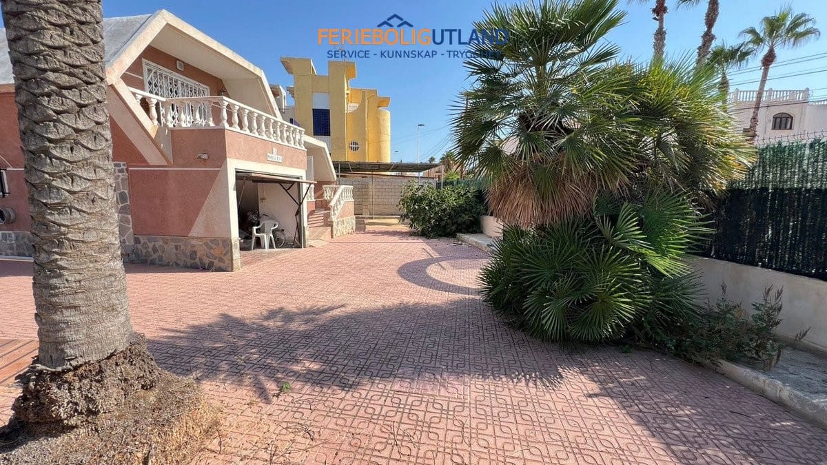 3 soveværelse Villa til salg i Torrevieja med swimmingpool garage - € 490.500 (Ref: 10006907)
