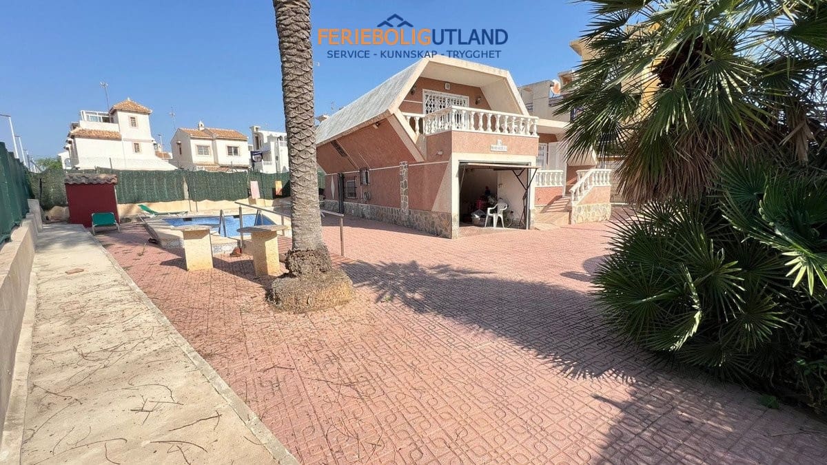 3 soveværelse Villa til salg i Torrevieja med swimmingpool garage - € 490.500 (Ref: 10006907)