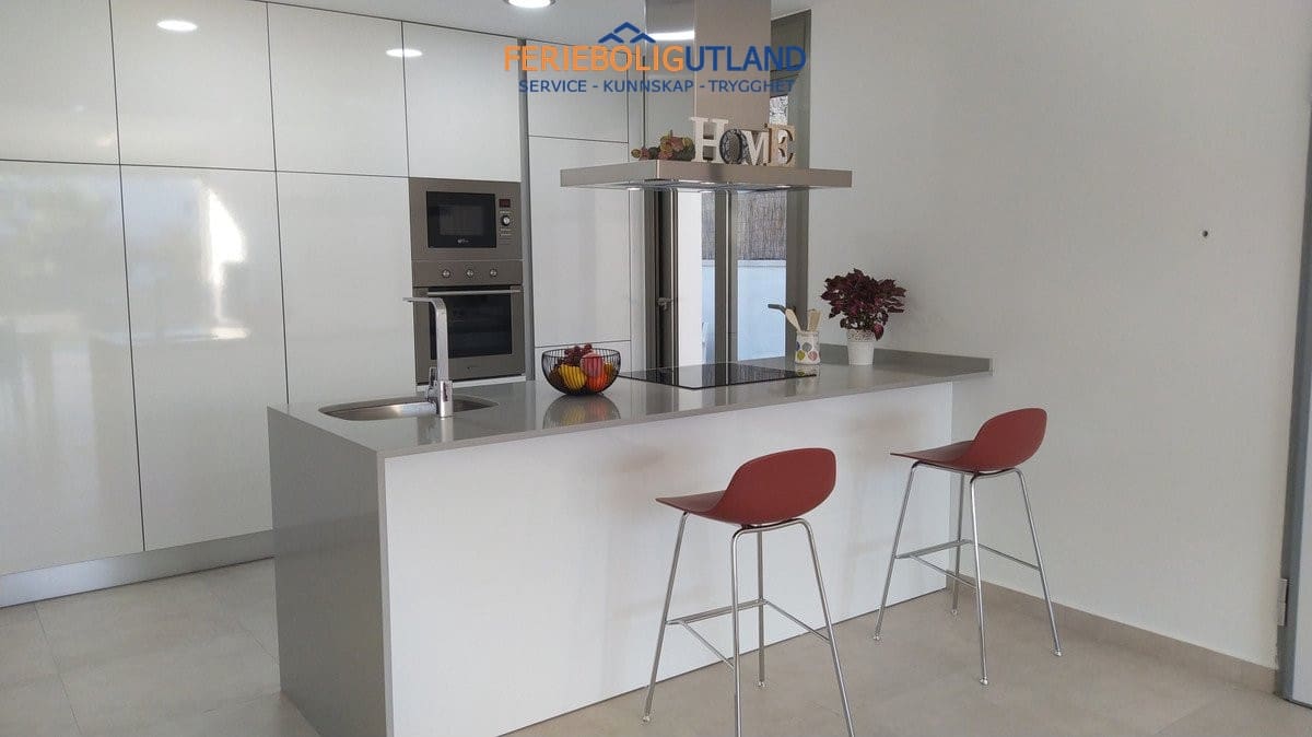 3 soverom Villa til salgs i Villamartin med svømmebasseng garasje - € 669 900 (Ref: 10006918)