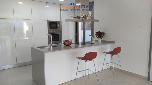 3 soverom Villa til salgs i Villamartin, Orihuela med svømmebasseng garasje - € 669 900 (Ref: 10006918)