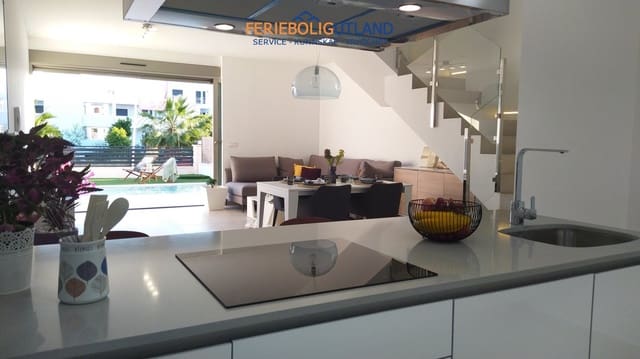 3 soverom Villa til salgs i Villamartin, Orihuela med svømmebasseng garasje - € 669 900 (Ref: 10006918)