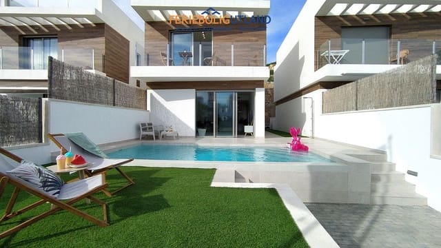 3 soverom Villa til salgs i Villamartin, Orihuela med svømmebasseng garasje - € 669 900 (Ref: 10006918)