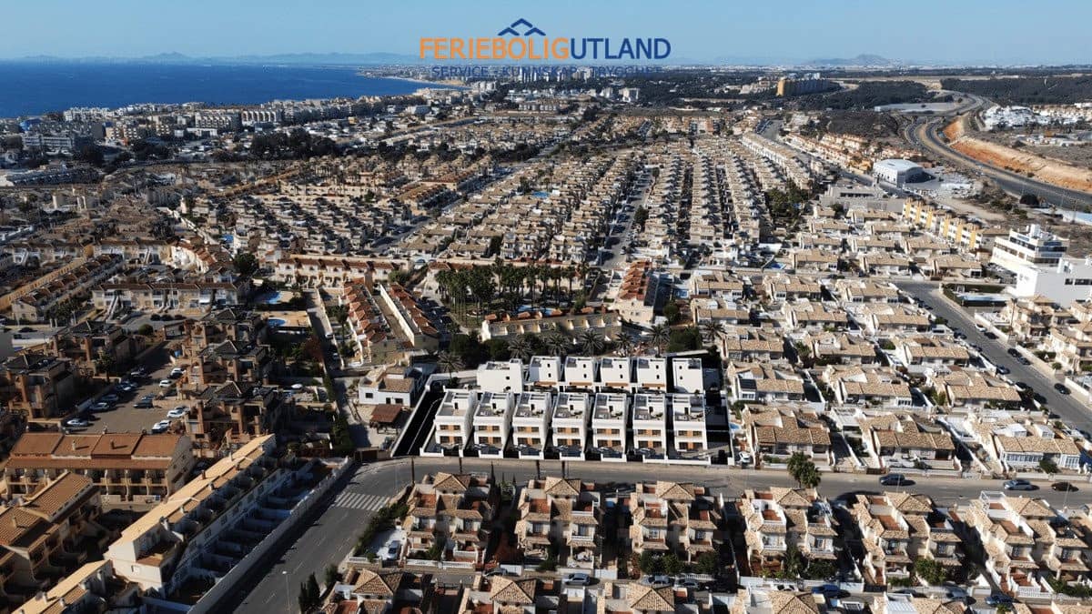 Pareado de 3 habitaciones en La Zenia en venta con piscina garaje - 495.000 € (Ref: 10006928)
