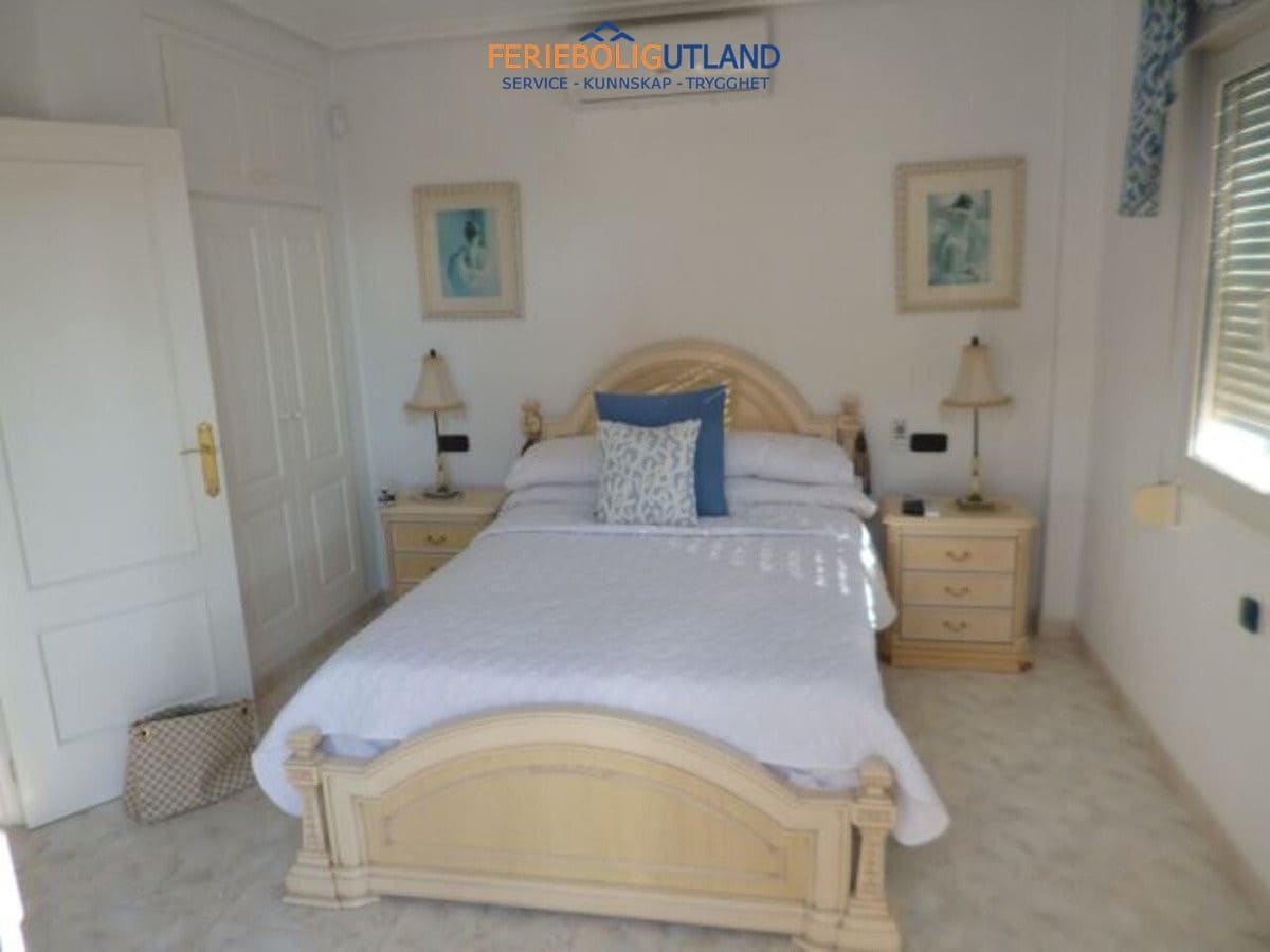 3 slaapkamer Villa te koop in Playa Flamenca met zwembad garage - € 419.000 (Ref: 10006942)