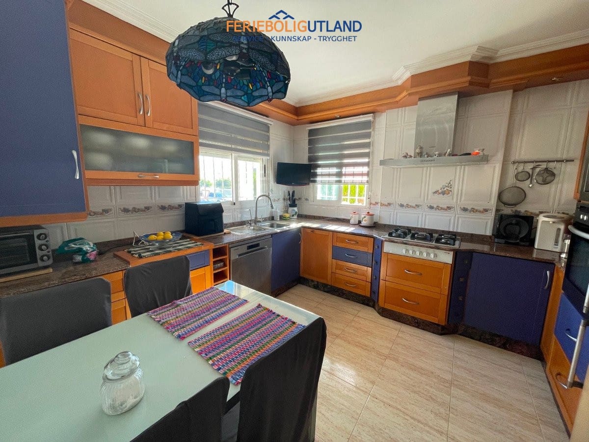 4 soveværelse Villa til salg i Guardamar del Segura med swimmingpool garage - € 410.000 (Ref: 10006952)