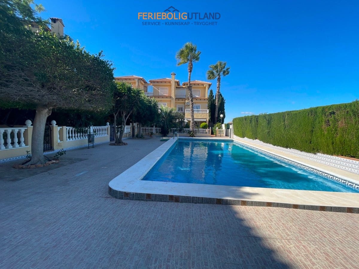 4 soveværelse Villa til salg i Guardamar del Segura med swimmingpool garage - € 410.000 (Ref: 10006952)