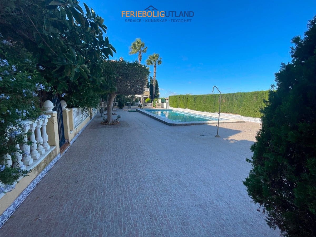 4 soveværelse Villa til salg i Guardamar del Segura med swimmingpool garage - € 410.000 (Ref: 10006952)