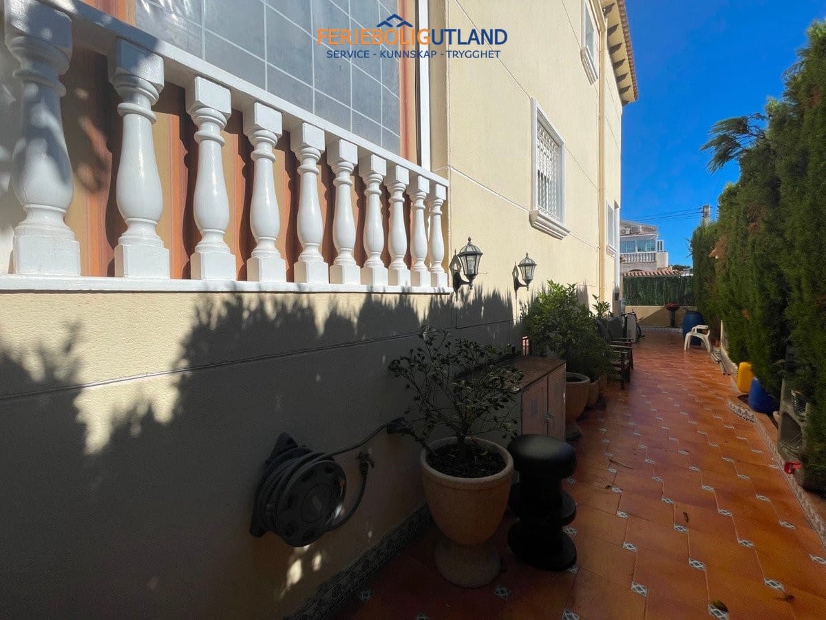 4 soveværelse Villa til salg i Guardamar del Segura med swimmingpool garage - € 410.000 (Ref: 10006952)