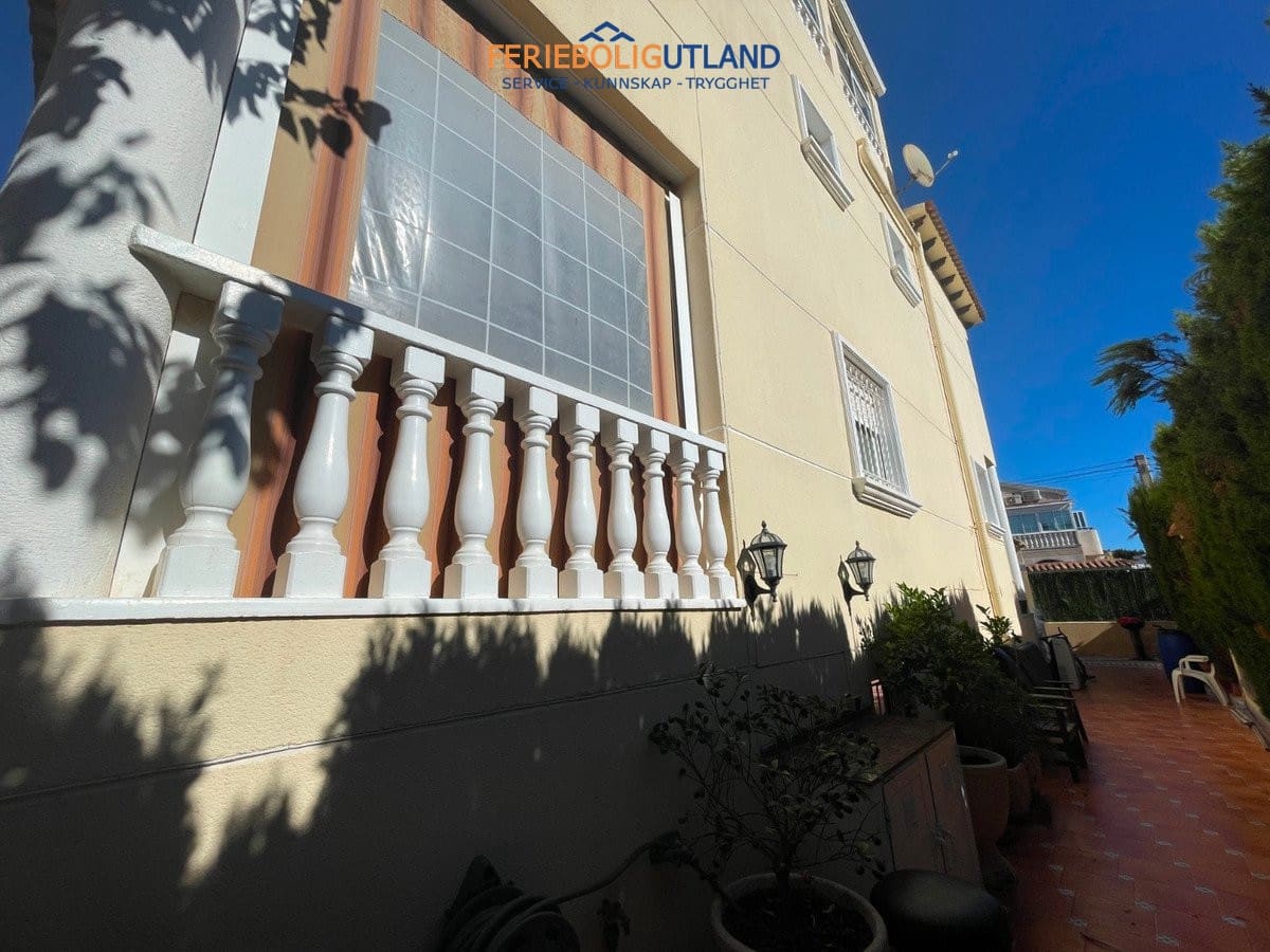 4 soveværelse Villa til salg i Guardamar del Segura med swimmingpool garage - € 410.000 (Ref: 10006952)