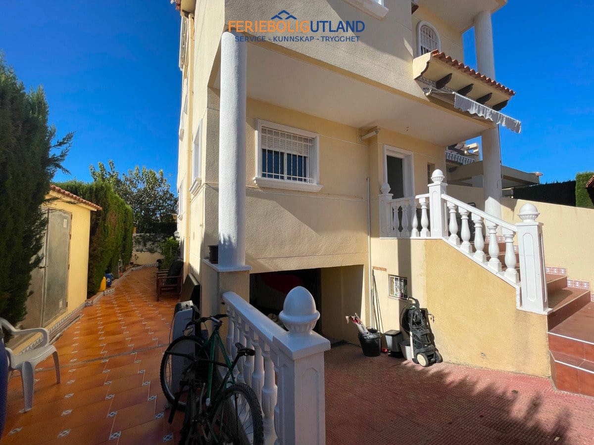 4 soveværelse Villa til salg i Guardamar del Segura med swimmingpool garage - € 410.000 (Ref: 10006952)