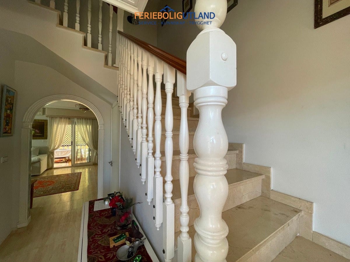 4 soveværelse Villa til salg i Guardamar del Segura med swimmingpool garage - € 410.000 (Ref: 10006952)