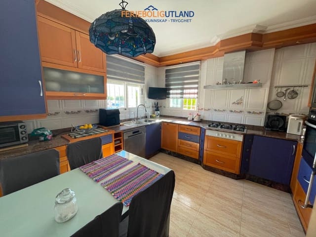 4 soveværelse Villa til salg i Zona Pueblo, Guardamar del Segura med swimmingpool garage - € 410.000 (Ref: 10006952)