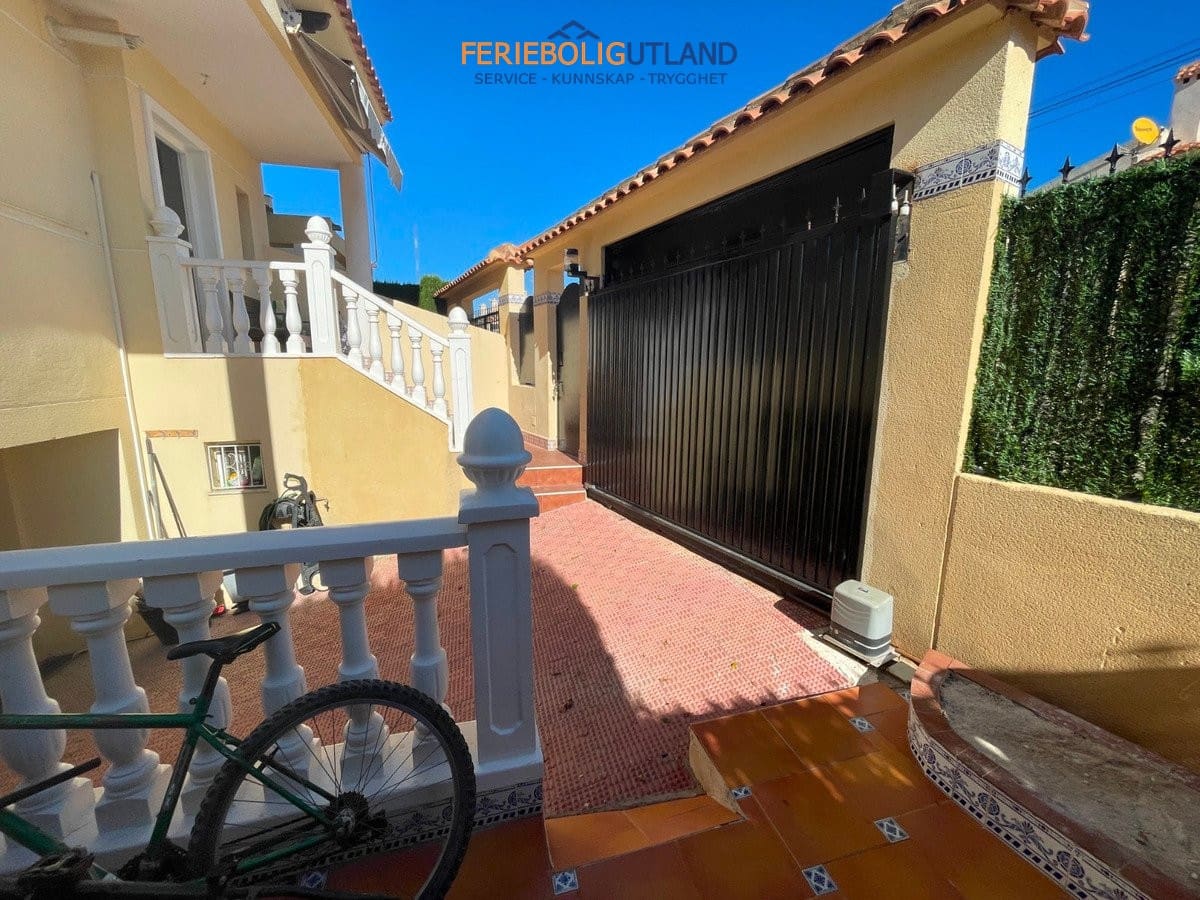 4 soveværelse Villa til salg i Guardamar del Segura med swimmingpool garage - € 410.000 (Ref: 10006952)