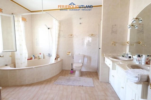 3 slaapkamer Villa te koop in El Chaparral, Torrevieja met zwembad garage - € 479.000 (Ref: 10006961)