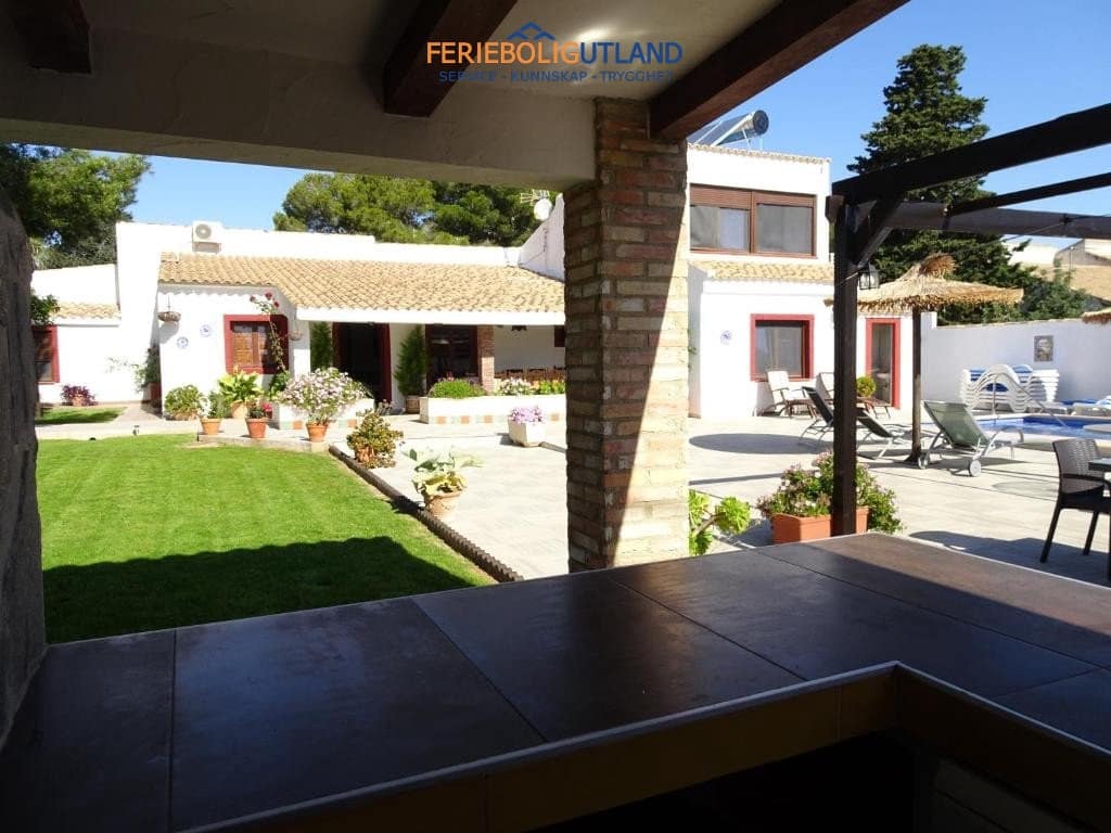 9 Zimmer Villa zu verkaufen in Cabo Roig mit Pool Garage - 674.000 € (Ref: 10006968)