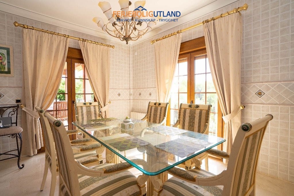 7 slaapkamer Villa te koop in Campoamor met zwembad garage - € 1.500.000 (Ref: 10006977)