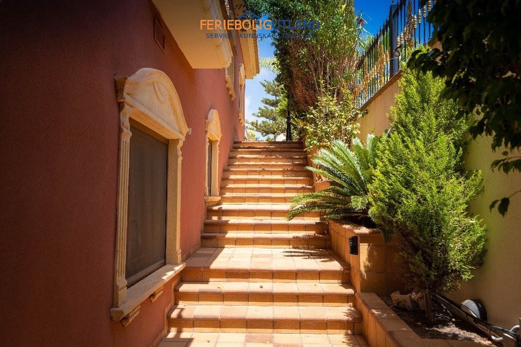 7 slaapkamer Villa te koop in Campoamor met zwembad garage - € 1.500.000 (Ref: 10006977)